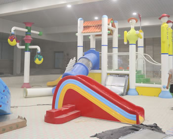 彩虹小滑梯戲水游樂設(shè)備：孩子們的夏日樂園