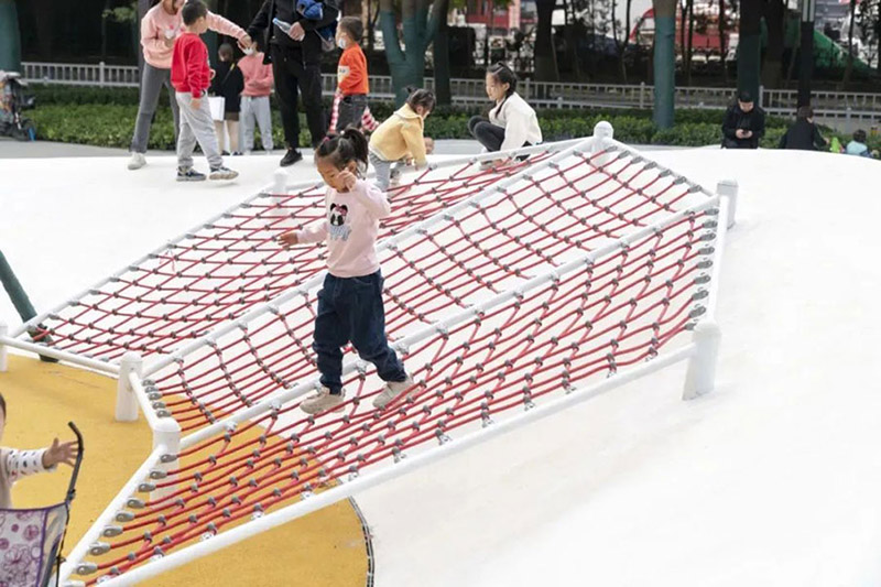 戶外兒童爬網