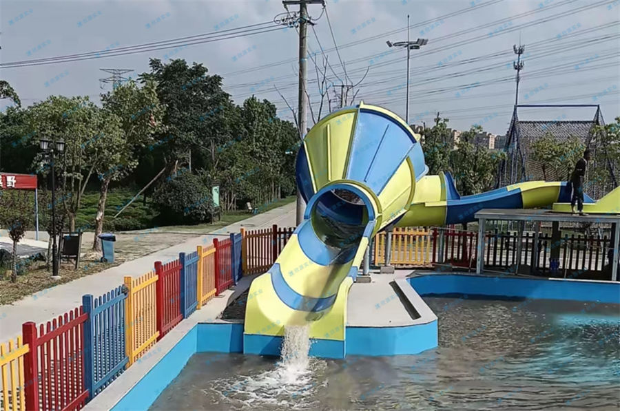 小喇叭水上滑梯