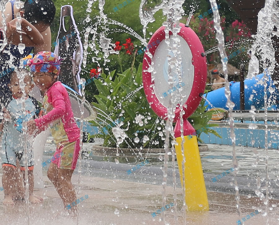 波板糖戲水游樂(lè)設(shè)備