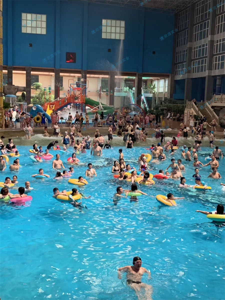 室內水上樂園人工造浪池