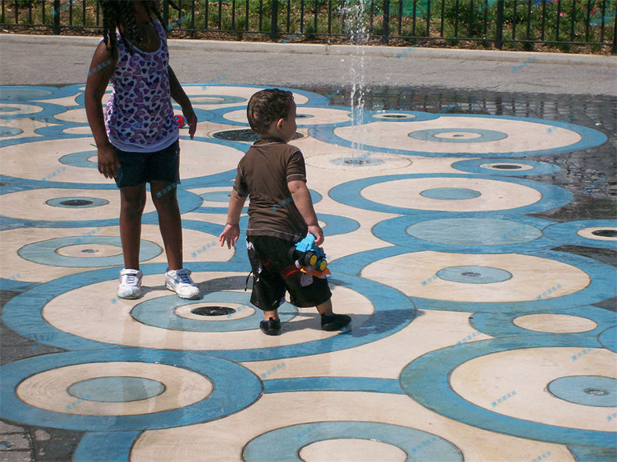 移動(dòng)水寨滿足了游人嬉戲